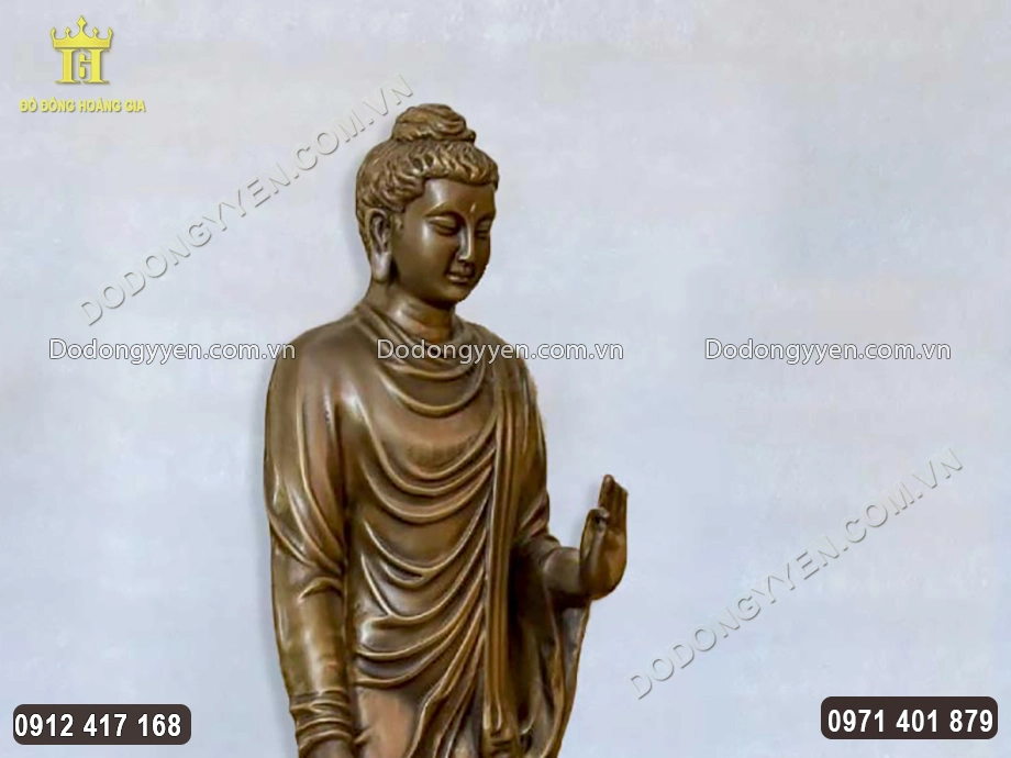 Gương mặt Ngài được chạm khắc tròn đầy, phúc hậu